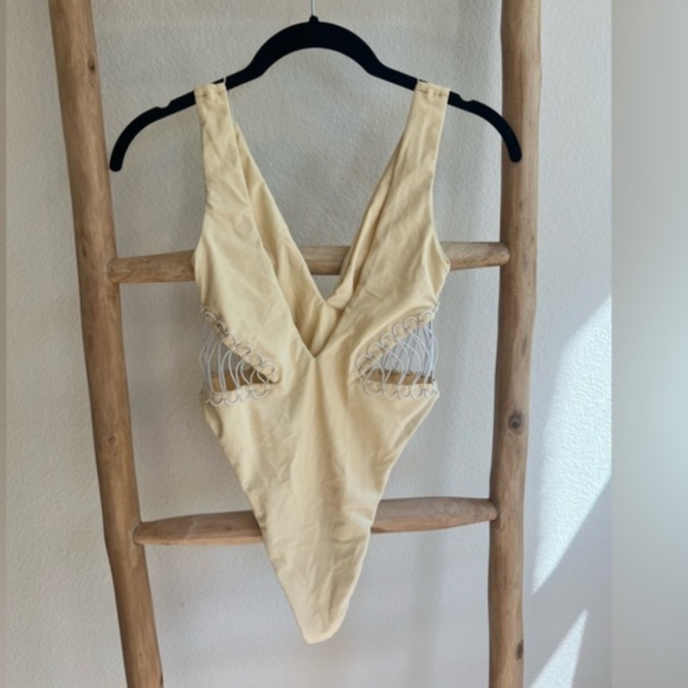 NWT Camila Coelho Caprice One Piece in Light Beige Size Medium - Picture 6 of 8